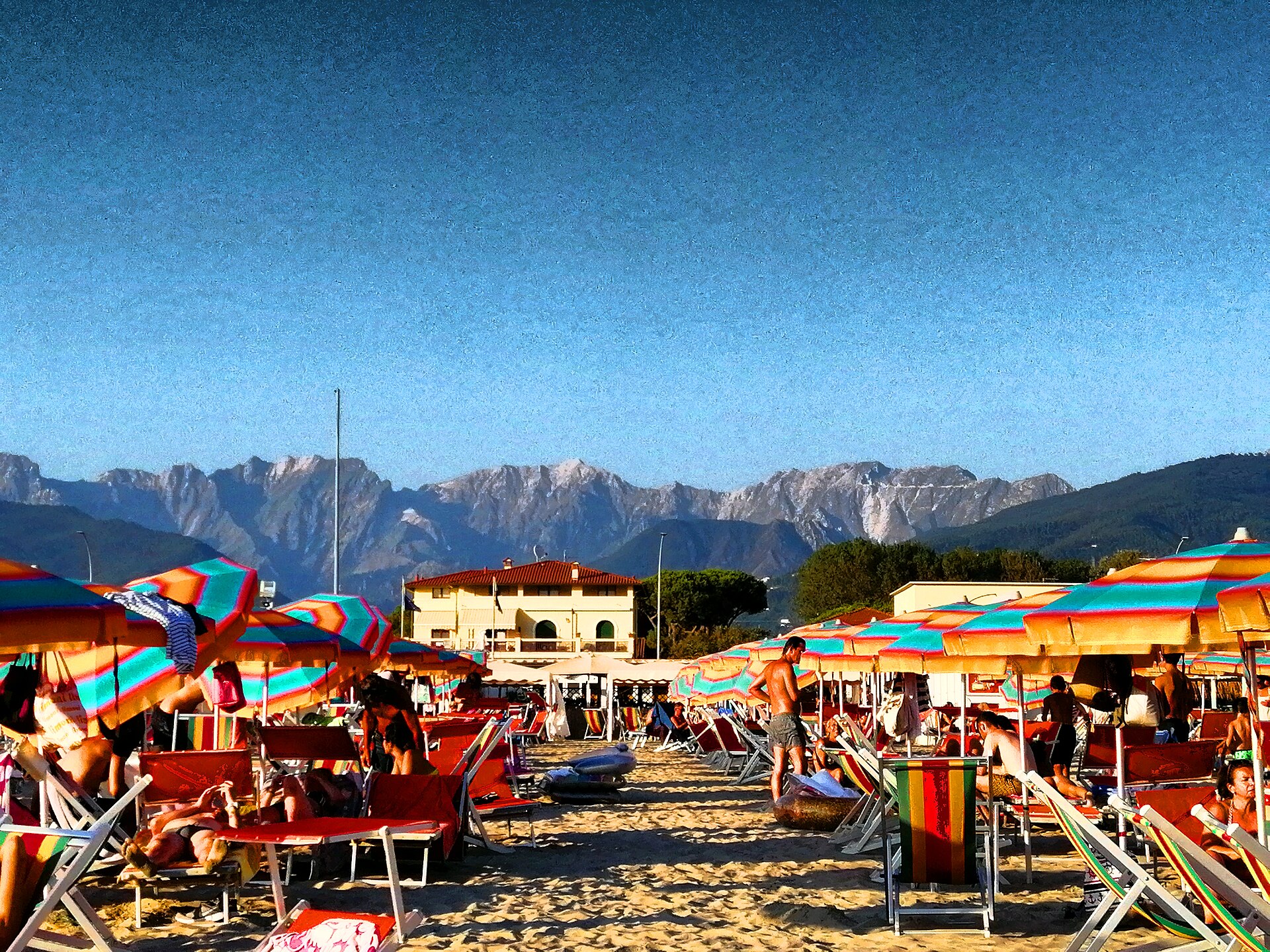 Spiaggia di Massa con gli ombrelloni e le Alpi Apuane sullo sfondo